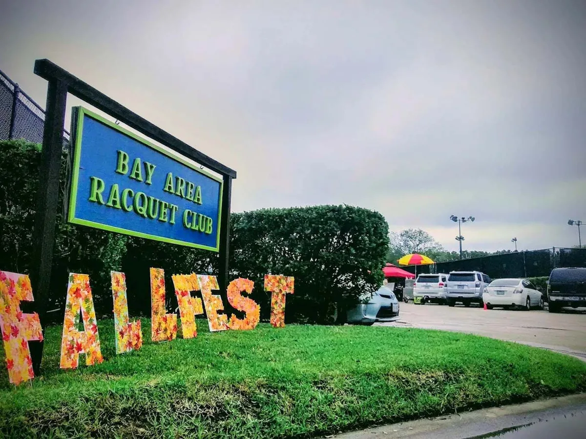 amenities and facilities at Bay Area Racquet Club in Houston, TX