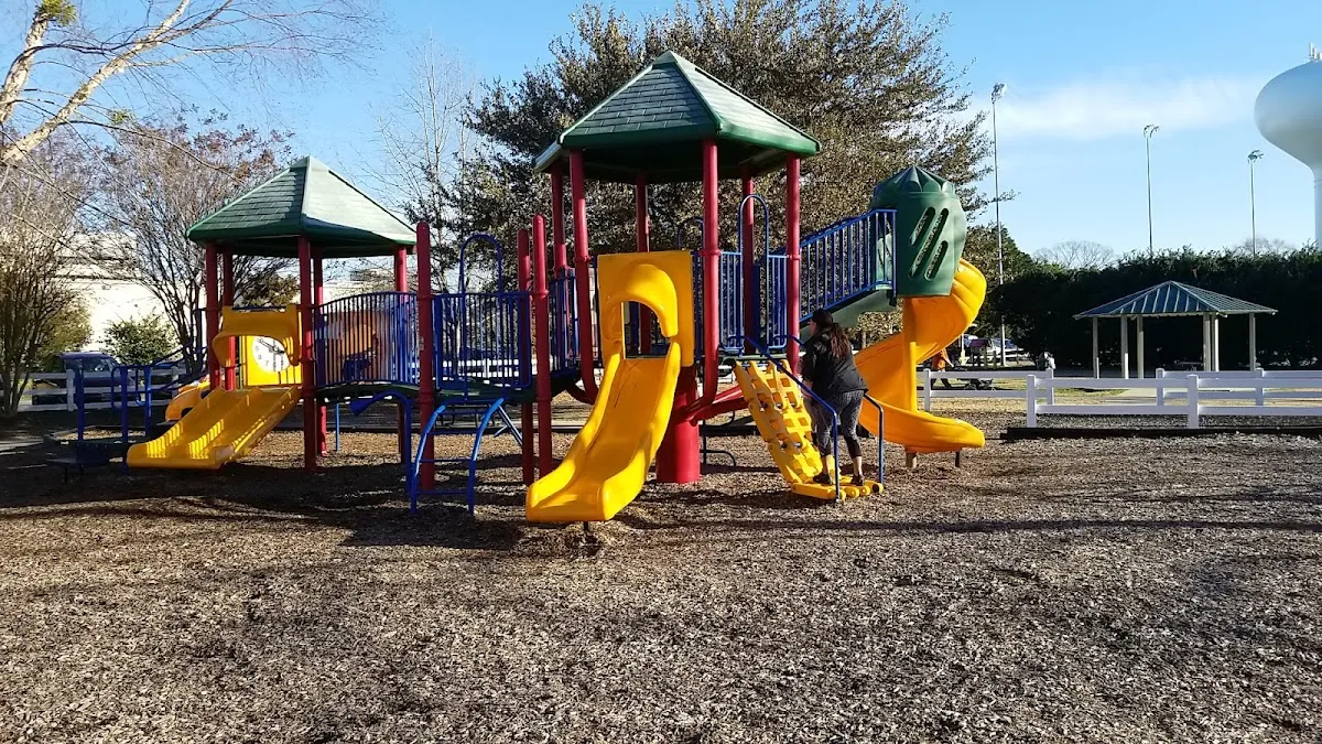 Howard Mast Tennis Courts; Lake Meade Park — 2 pickleball courts in Suffolk, VA, lighted