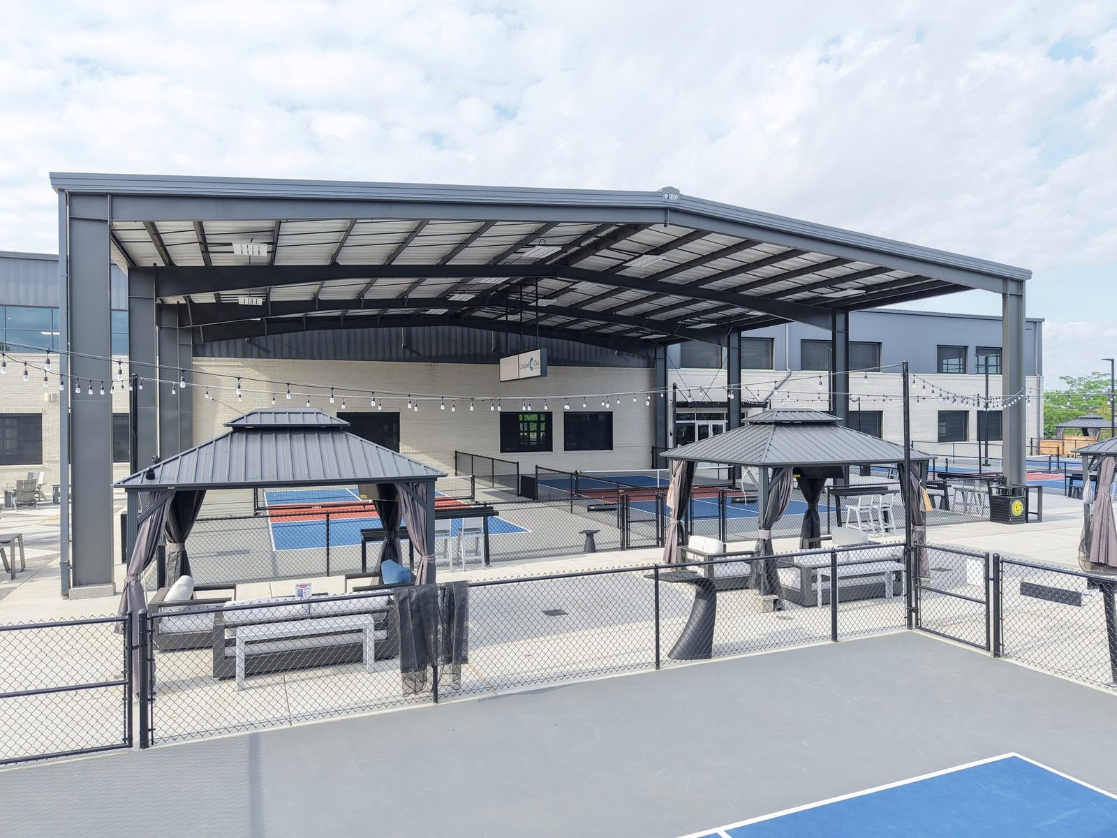 Outdoor pickleball courts at Bangers Pickleball in Southaven, MS