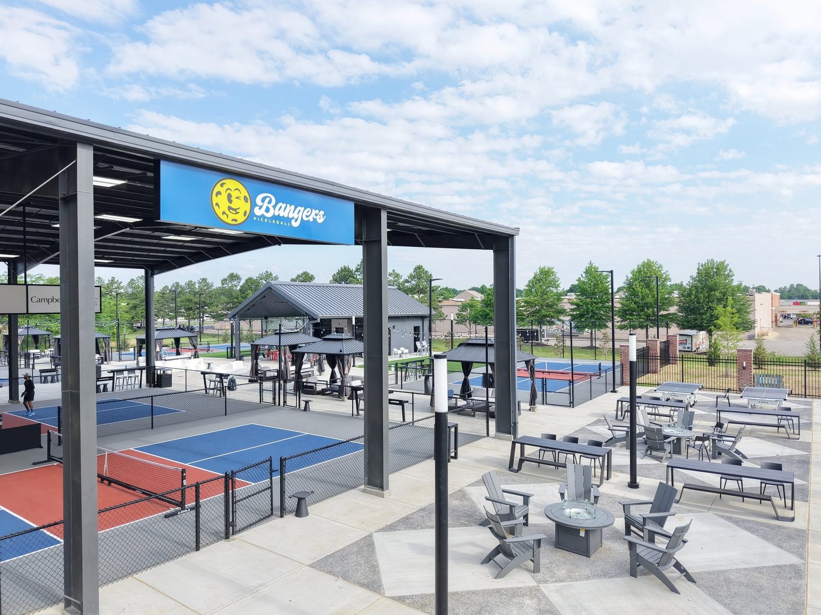 Outdoor pickleball courts at Bangers Pickleball in Southaven, MS